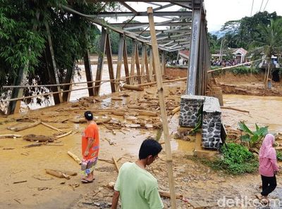 Jembatan di Lebak Putus Diterjang Banjir