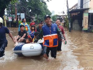 Pakai Perahu Karet, Damkar Evakuasi Warga Terjebak Banjir Kemang Utara