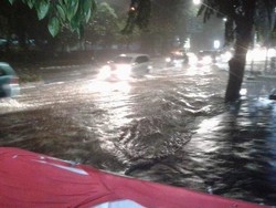 Banjir Genangi Jl DI Panjaitan Jatinegara dan Jl Taman Mini Jaktim