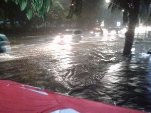 Kelurahan Pinang Ranti Jakarta Timur Terendam hingga 70 Cm Kelurahan Pinang Ranti Jakarta Timur Terendam hingga 70 Cm
