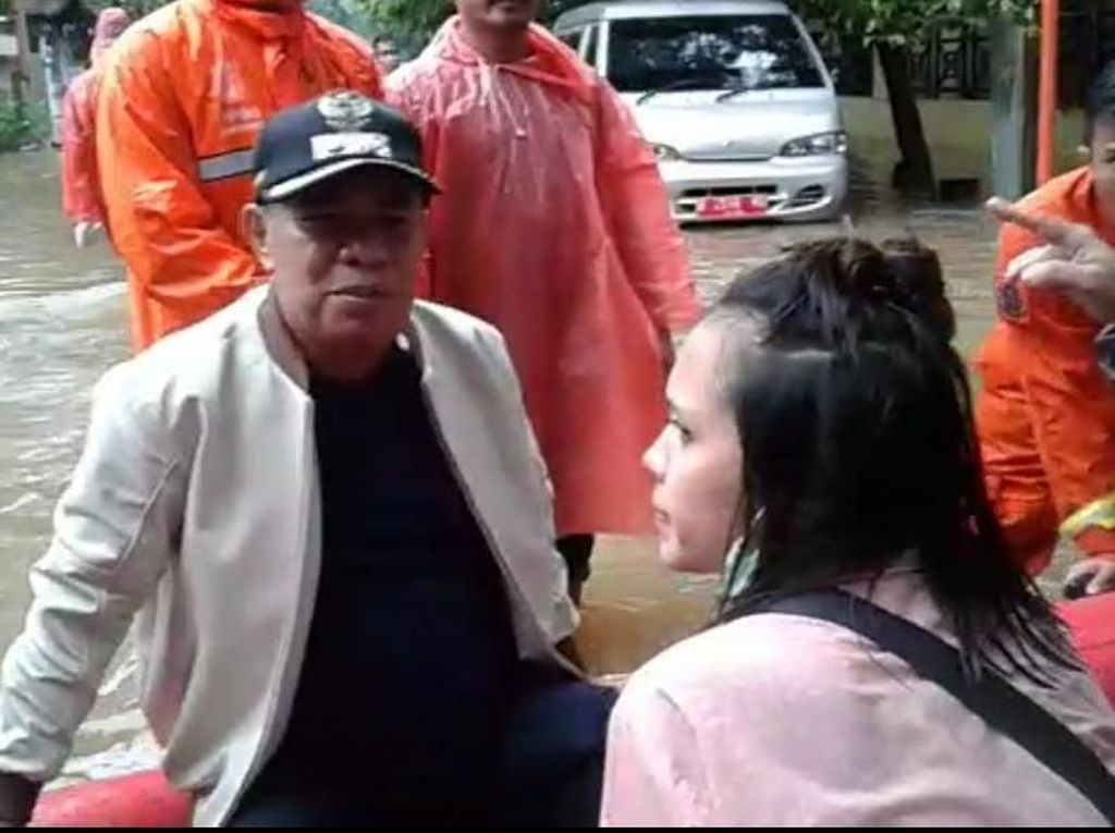 Banjir Kepung Jakarta, Pemkot Jakpus Keliling Evakuasi Warga Banjir Kepung Jakarta, Pemkot Jakpus Keliling Evakuasi Warga