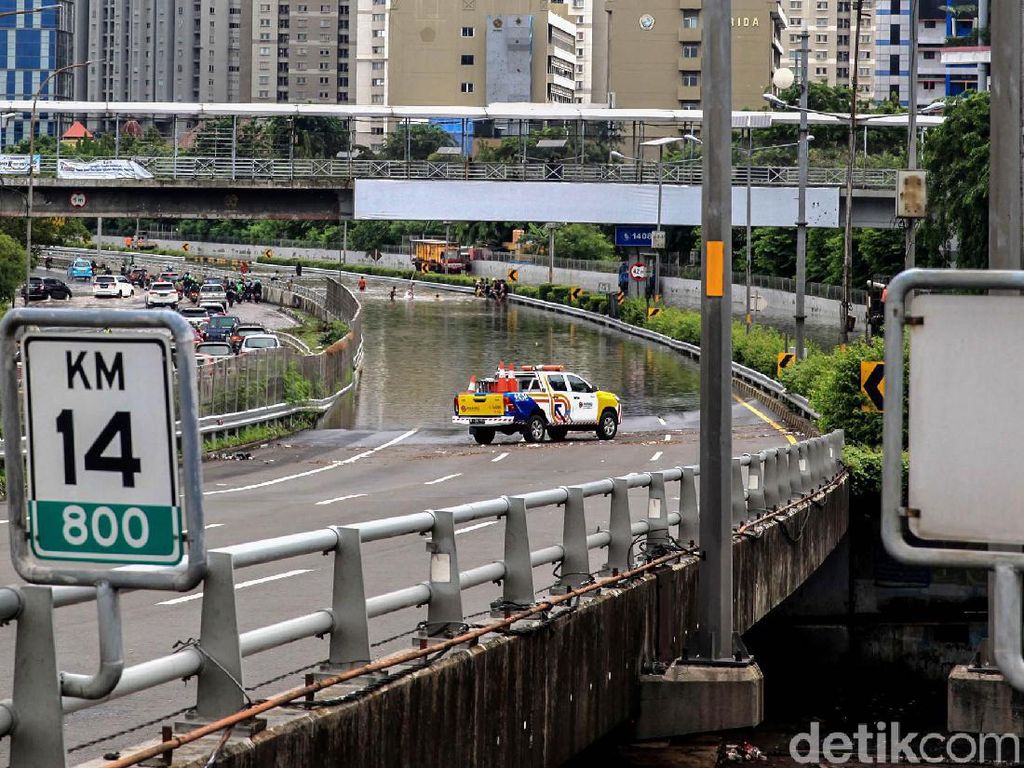 Tarif Tol Dalam Kota Berubah: Mobil Naik, Truk Besar Turun Tarif Tol Dalam Kota Berubah: Mobil Naik, Truk Besar Turun