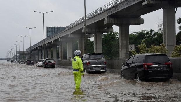 Dilema Hadapi Banjir, Terabas atau Putar Balik Punya Risiko