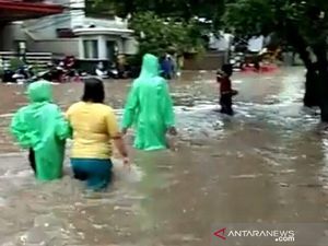 Banjir di Petamburan Sampai Selutut Orang Dewasa