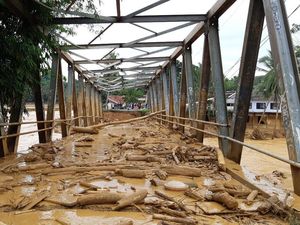 Jembatan Putus Gara-gara Banjir di Lebak Banten, 8 Desa Terisolasi