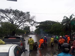 Jl Daan Mogot Jakarta Barat Banjir, Motor Lewati Ruas Tol Rawa Buaya