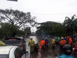 Jl Daan Mogot Jakarta Barat Banjir, Motor Lewati Ruas Tol Rawa Buaya