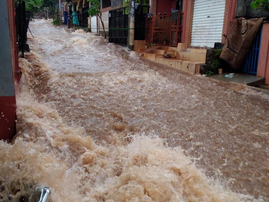 Tanggul Jebol di Perumahan Citayam, 1 Orang Tewas Terseret Arus Banjir Tanggul Jebol di Perumahan Citayam, 1 Orang Tewas Terseret Arus Banjir