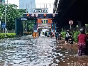 Banjir di Yos Sudarso Jakut, Pemotor Nekat Masuk Jalan Tol Sunter