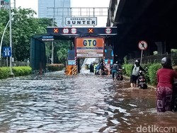 Banjir di Yos Sudarso Jakut, Pemotor Nekat Masuk Jalan Tol Sunter