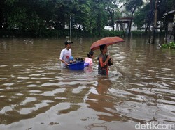 Genangan Banjir di Mana-mana, Jangan Lupa Selalu Pakai Alas Kaki