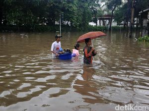 Genangan Banjir di Mana-mana, Jangan Lupa Selalu Pakai Alas Kaki Genangan Banjir di Mana-mana, Jangan Lupa Selalu Pakai Alas Kaki