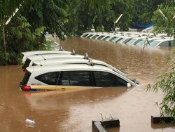 Pul Taksi di Tanah Kusir Kebanjiran, Puluhan MPV Hanya Kelihatan Atapnya