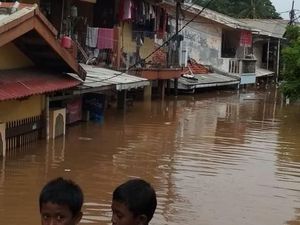 Hampir 18 Jam Banjir di Rawajati, Masih Ada Warga yang Belum Dievakuasi
