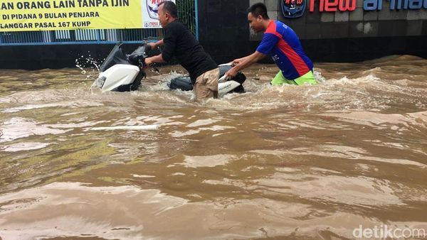 Mobil dan Motor Mogok Akibat Menerobos Banjir