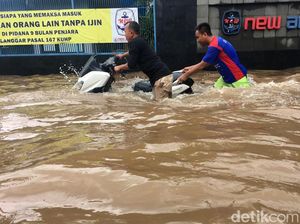 Mobil dan Motor Mogok Akibat Menerobos Banjir