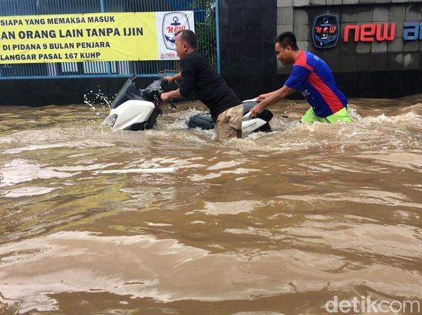 Mobil dan Motor Mogok Akibat Menerobos Banjir