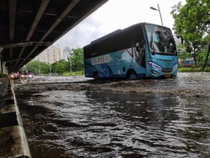 Guys, Kamu Bisa Pantau Titik Banjir Jakarta Lewat 6 Akun Twitter Ini Guys, Kamu Bisa Pantau Titik Banjir Jakarta Lewat 6 Akun Twitter Ini