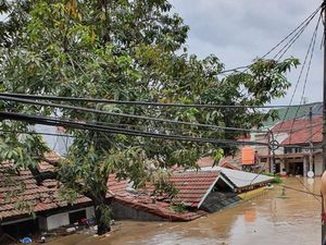 Wanita Pegangi Pagar demi Tak Terseret Banjir Bekasi Saat Tunggu Evakuasi