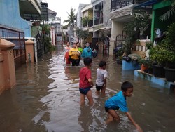 Lebih dari 13 Jam, Banjir di Srengseng Jakbar Belum Surut
