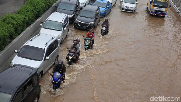 Motor Masuk Jalan Tol Kebon Jeruk