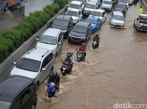 Motor Masuk Jalan Tol Kebon Jeruk