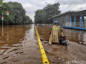 Video Penampakan Sejumlah Ruas Jalan di Jakarta yang Terendam Banjir