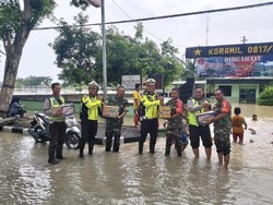 Kompaknya TNI-Polri Bantu Warga Gresik Terdampak Banjir Luapan Kali Lamong