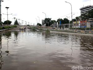Ada Genangan di Ruas Tol KM 24, Cibitung Arah Cawang Ditutup