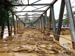 Sungai Ciberang Meluap, 7 Jembatan di Lebak Putus