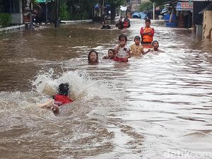 Saat Kawasan Banjir di Kemang Utara Jadi Arena Berenang Anak-anak