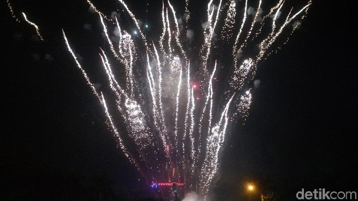 Kembang api tahun gres 2020 di Lapangan Merdeka, Medan. (Datuk Haris Molana/detikcom) Kembang api tahun gres 2020 di Lapangan Merdeka, Medan. (Datuk Haris Molana/detikcom)
