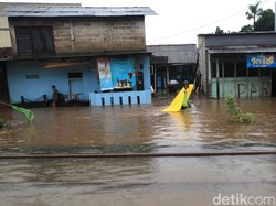 Rel Jalur Pondok Ranji-Kebayoran Kebanjiran, KRL Alami Gangguan