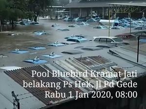 Penampakan Pool Taxi di Kramatjati yang Terendam Banjir
