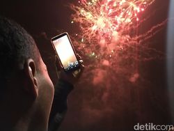 Ribuan Warga Surabaya Sambut 2020 dengan Kembang Api Selama 20 Menit