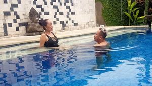 Wow! Vicky Prasetyo Berenang Sama Siapa Tuh?