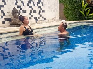 Wow! Vicky Prasetyo Berenang Sama Siapa Tuh?