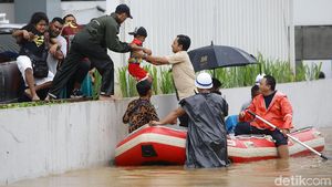 Korban Banjir Kemang Dievakuasi dengan Perahu Karet