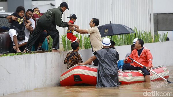 Korban Banjir Kemang Dievakuasi dengan Perahu Karet