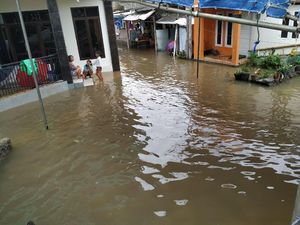 Banjir di Jatipadang Poncol, Warga Ngungsi ke Musala
