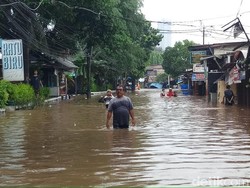 Tolong! 30 Warga Kemang Utara Masih Terjebak Banjir