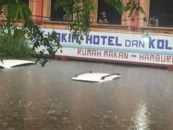 Jangan Keluar Lewat Pintu Jika Terjebak Banjir di Dalam Mobil