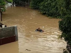 Banjir di Perumahan Pondok Mitra Lestari Bekasi Seatap Rumah, Listrik Padam