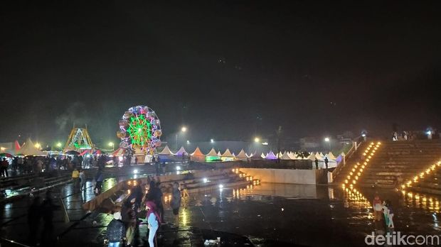 Hujan Deras di Alun-alun Cianjur, Warga Berhamburan Saat Pesta Tahun Baru