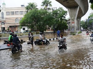 Empat Hal yang Harus Dicek Setelah Motor Terendam Banjir Empat Hal yang Harus Dicek Setelah Motor Terendam Banjir