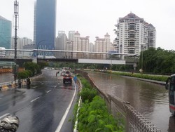 Banjir Masuk ke Ruas Tol Depan Kampus Trisakti