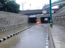 Banjir di Underpass Kuningan-Mampang Surut, Kendaraan Sudah Bisa Melintas