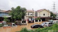 Mobil dan Motor Terendam Banjir di Cipinang Melayu