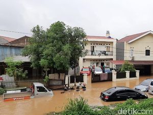Mobil dan Motor Terendam Banjir di Cipinang Melayu