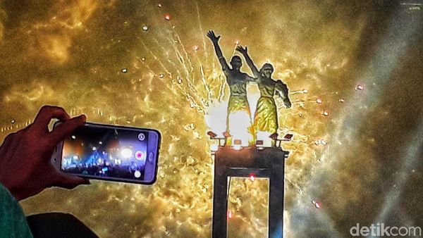 Momen Pergantian Tahun di Bundaran HI
